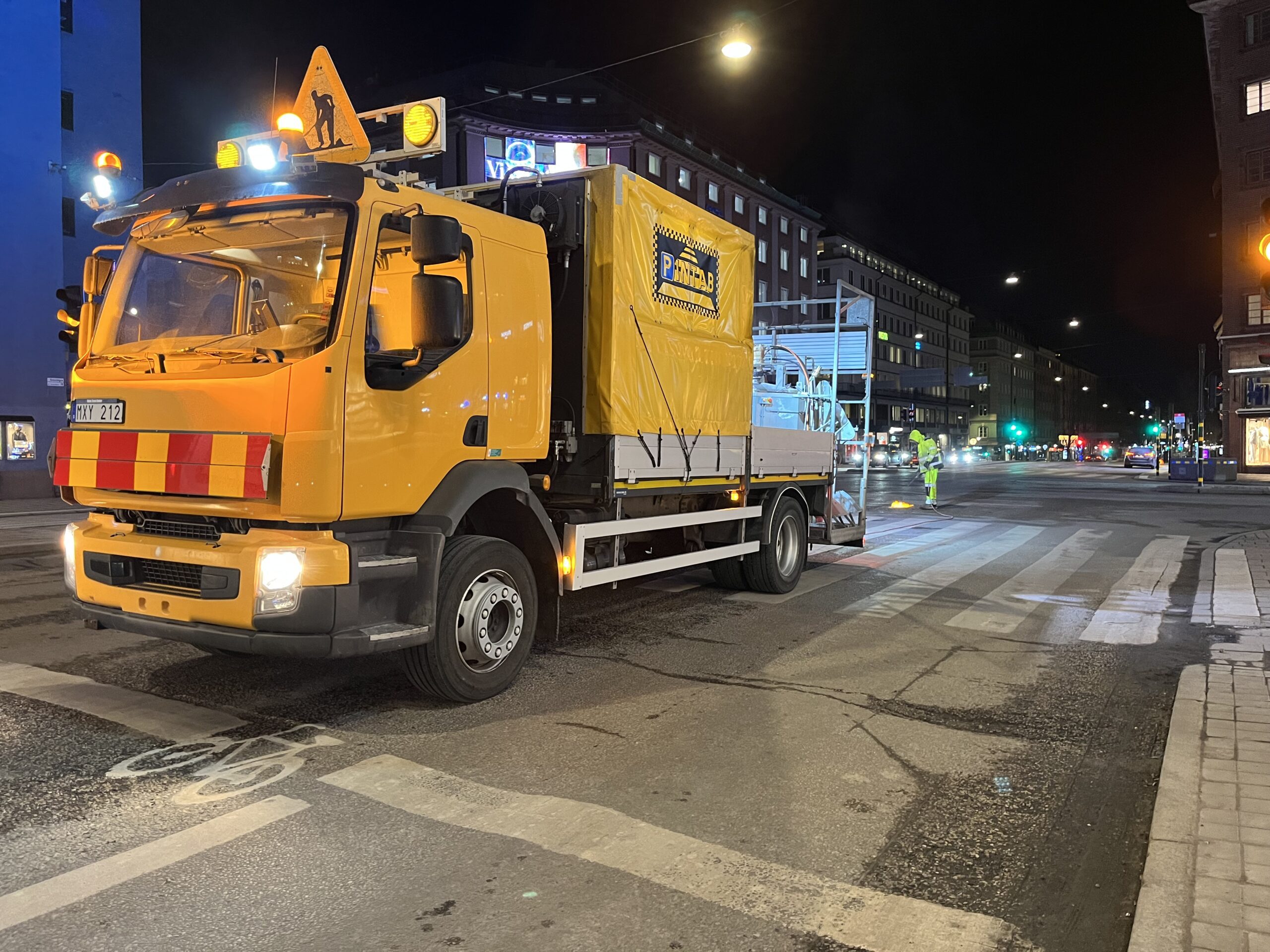 fordon samt person som utför vägmarkering